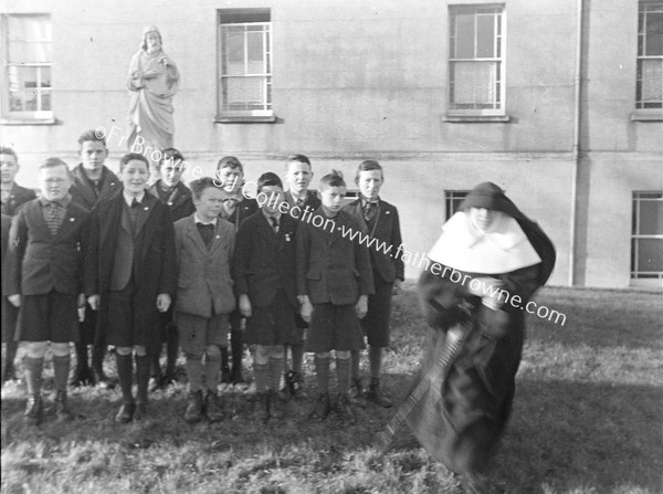 GROUP OF BOY PIONERRS